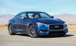 藍色Infiniti Q60運動轎跑車停在沙漠公路上，背景有山脈。 — MacBook Pro 13 壁紙