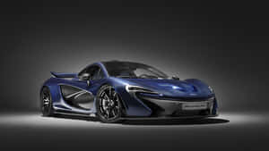 藍色McLaren P1超級跑車在攝影棚燈光下，背景深色。 — 酷炫F1 壁紙