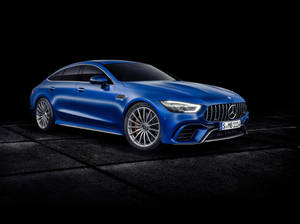 藍色Mercedes-AMG GT 63 S E Performance轎跑車在聚光燈下的深色路面上。 — Mercedes Benz C300 壁紙