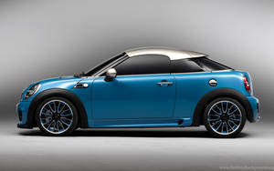 藍色MINI Cooper，銀色車頂和黑色飾邊，在工作室環境中。 — 霓虹藍美學 壁紙
