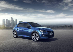 藍色Peugeot 208停在城市觀景點，背景有天際線。 — 標緻 壁紙