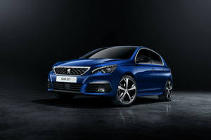 藍色Peugeot 308 GT跑車在攝影棚中，地板反光。 — Mercedes Benz C300 壁紙