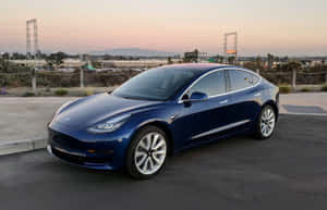 藍色Tesla Model 3在黃昏時停泊，背景有電線和山丘。 — 特斯拉 壁紙