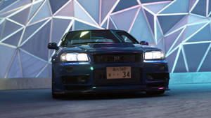 藍色日產Skyline R34跑車，車頭燈發光，背景為霓虹照明的幾何牆壁。