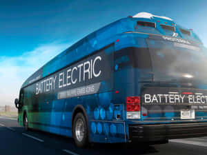藍色電動巴士在高速公路上行駛，帶有'zero tailpipe emissions'文字。 — 釜山 壁紙
