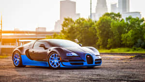 藍黑 Bugatti Veyron 停在城市附近的柏油路上，夕陽餘暉閃耀。 — 酷炫F1 壁紙