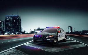 夜間濕漉漉的城市高速公路上閃爍警燈的警車。 — 警察 GIF 壁紙