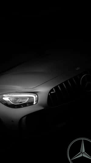 時尚的賓士汽車頭燈和水箱護罩在黑暗中發光。 — Mercedes-Benz 壁紙