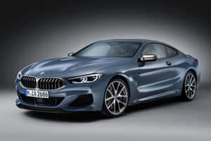 時尚的藍色BMW 8系列轎跑車在攝影棚燈光下，帶有鍍鉻裝飾。 — 奧迪R8 壁紙