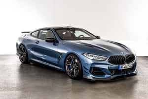 時尚的藍色BMW M8 Coupe，帶有黑色飾邊，在工作室環境中。 — MacBook Air 13 壁紙