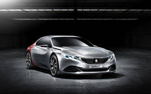 時尚的銀紅色Peugeot Exalt概念車在黑暗的工業車庫中，帶有戲劇性的燈光。 — Mercedes Benz C300 壁紙