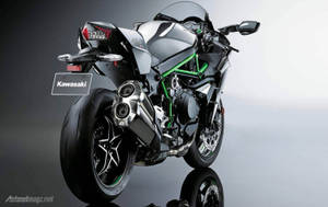 反光工作室地板上的時尚銀綠色 Kawasaki Ninja 摩托車。 — 改裝摩托車 壁紙