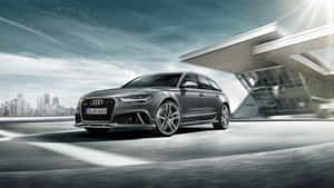 銀色 Audi RS6 Avant 在現代城市道路上奔馳，帶有動態模糊效果。 — 奧迪R8 壁紙