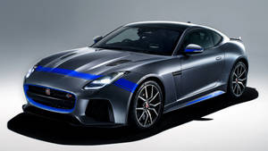 銀色 Jaguar F-Type 跑車在工作室環境中帶有藍色點綴。 — 美洲豹汽車 壁紙