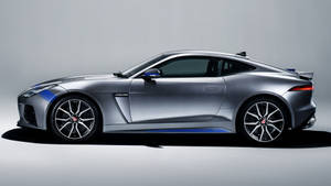 銀色 Jaguar F-Type 跑車帶藍色點綴，於工作室中 — 美洲豹汽車 壁紙