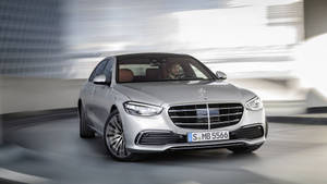 銀色 Mercedes S-Class 轎車在現代隧道中疾馳，背景模糊。 — Mercedes Benz C300 壁紙