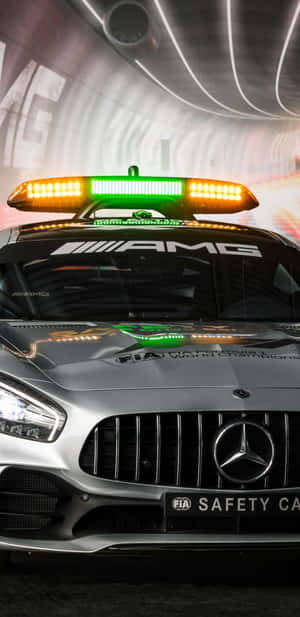 銀色 Mercedes-AMG FIA 安全車，在隧道中閃爍燈光。 — F1 2019 壁紙