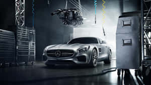 銀色 Mercedes-AMG GT 跑車在高科技車庫中，帶有懸掛引擎。 — Mercedes Benz C300 壁紙