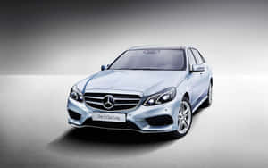 攝影棚燈光下的銀色 Mercedes-Benz E-Class Long 轎車 — Mercedes Benz C300 壁紙
