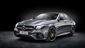 攝影棚內銀色 Mercedes-AMG E63 S 轎車，配備黑色輪圈。 — Mercedes Benz C300 壁紙
