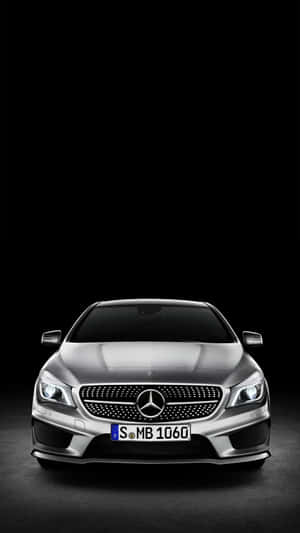 銀色 Mercedes-AMG CLA45 S 在黑色攝影棚地板上的正面視圖。 — Mercedes Benz C300 壁紙
