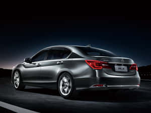 銀色Acura RLX轎車在黃昏時分在黑暗的道路上行駛，帶有發光的尾燈。 — Acura 壁紙