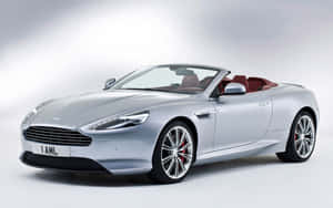 工作室環境中，銀色Aston Martin敞篷車配備紅色座椅和鍍鉻輪圈。 — Steam Deck OLED 壁紙
