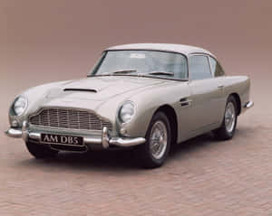 銀色Aston Martin DB5經典汽車在磚砌路面上。 — 奧斯頓馬丁 壁紙