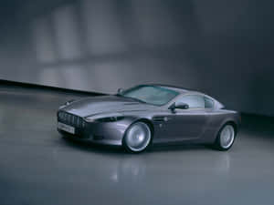 攝影棚反光地板上的銀色Aston Martin DB9 V12跑車。 — 奧斯頓馬丁 壁紙