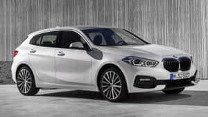 銀色BMW 1系列掀背車停在灰色牆壁前。 — Mercedes Benz C300 壁紙