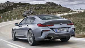 銀色BMW 8系列Gran Coupe在崎嶇的山路上行駛。 — Mercedes Benz C300 壁紙
