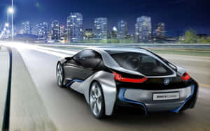 銀色BMW i8概念車在夜間穿過發光的城市。 — Mercedes Benz C300 壁紙