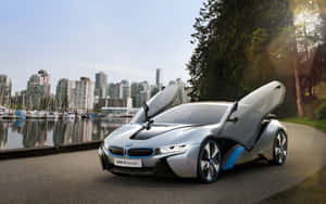 銀色BMW i8概念車打開車門停在水邊，城市天際線。 — Mercedes-Benz 壁紙