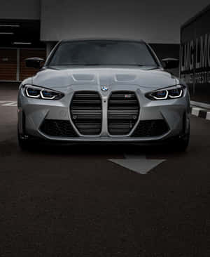 銀色BMW M3跑車停泊在黑暗的車庫中，車頭燈閃爍。 — Galaxy Z Fold 5 壁紙