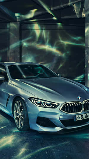 現代車庫中的銀色BMW汽車，牆壁和地板上有綠色燈光投影。 — Pixel 3 壁紙