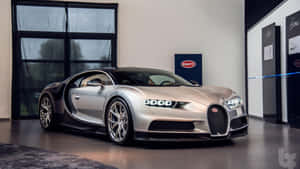 銀色Bugatti Chiron在豪華車展廳中打開剪刀門。 — 布加迪 GIF 壁紙