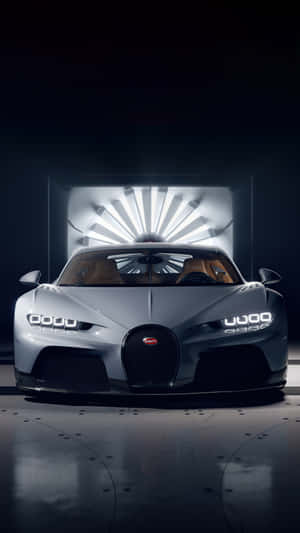 銀色Bugatti Chiron Super Sport 300+在黑暗的工作室中，明亮的陽光射線照明。 — 銀河手機 壁紙