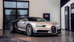銀色Bugatti Chiron在豪華車陳列室中打開車門。 — 布加迪 GIF 壁紙