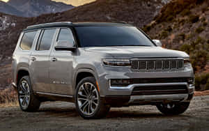 銀色Jeep Grand Wagoneer SUV停在山路小徑上。 — Steam Deck 壁紙