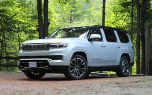 銀色Jeep Grand Wagoneer停放在樹林地區。 — Steam Deck 壁紙