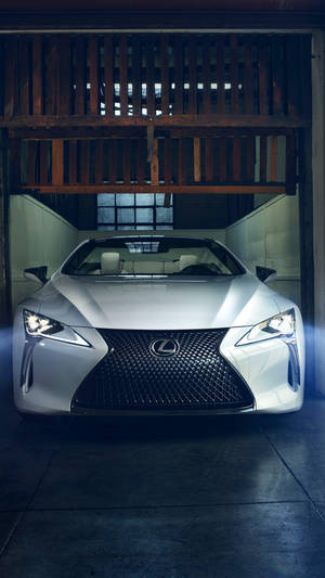 銀色Lexus跑車停放在木車庫內，帶有戲劇性的燈光。 — 白色 iPhone 壁紙