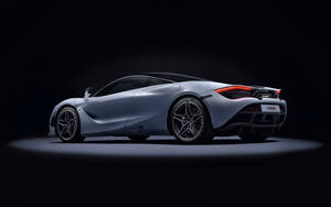 銀色McLaren 720S跑車在黑暗工作室中被聚光燈照亮。 — 4K 法拉利 壁紙