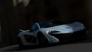 銀色McLaren P1在夜間穿過黑暗的城市隧道。 — 電玩遊戲 GIF 壁紙