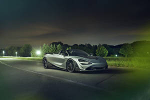 銀色McLaren Speedtail敞篷車在夜間停泊在黑暗的道路上，背景有樹木。 — 酷炫F1 壁紙