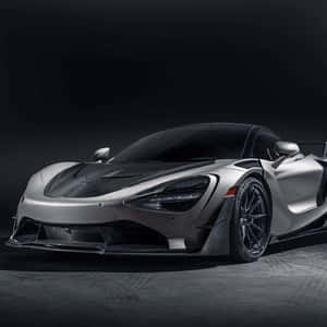 銀色McLaren Senna超級跑車在黑暗的攝影棚環境中帶有碳纖維細節。 — 麥拉倫 壁紙