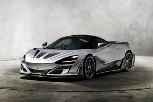 銀色McLaren超級跑車，帶有黑色和黃色飾邊，在工作室環境中。 — 白色法拉利 壁紙