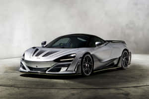 在混凝土工作室中，帶有黑色和黃色點綴的銀色McLaren超級跑車。 — 4K 法拉利 壁紙