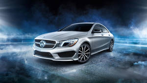 銀色Mercedes-Benz CLA轎車在煙霧和動態模糊中疾馳穿過藍色隧道。 — Mercedes Benz C300 壁紙