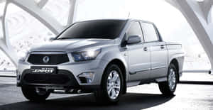 銀色SsangYong Actyon Sports皮卡車在現代白色結構下。 — 超跑 壁紙