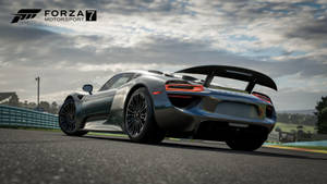 陰天下賽車場上的銀色保時捷918 Spyder — 極限競速7 壁紙